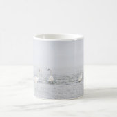 7 witte zwanen op een dag van de koude winter koffiemok (Center)