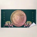 7e bruiloft Jubileum Koper Fresia Strandlaken<br><div class="desc">Iedereen verdient een hart embleem om hun mijlpalen te markeren en voor uw 7e trouwdag is het niet anders! Ik heb een metalen medaillon en fresia-graphics ontworpen, de bloem ter ere van het jubileum. Ik ben ook beschikbaar voor elke aanpassing of aangepaste illustratie die speciaal voor u is gemaakt. Stuur...</div>