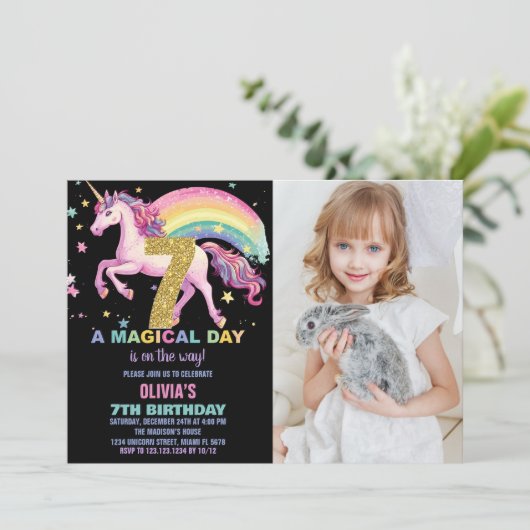 7e Eenhoorn Verjaardag Uitnodigingen Zwart met fot (Staand voorkant)