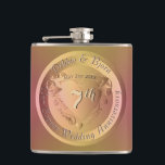 7e Jubileum Medallion Flask op koperbruiloft Heupfles<br><div class="desc">Toen we belangrijke mijlpalen in het leven hebben bereikt, is het alleen maar goed om ze te markeren en te observeren, dus dacht ik dat een handige manier zou zijn met een koperen medaillon met natuurlijk een hartembleem in het midden. Ik ben ook hier om iets te personaliseren of te...</div>