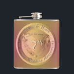 7e Jubileum Medallion Flask op koperbruiloft Heupfles<br><div class="desc">Toen we belangrijke mijlpalen in het leven hebben bereikt, is het alleen maar goed om ze te markeren en te observeren, dus dacht ik dat een handige manier zou zijn met een koperen medaillon met natuurlijk een hartembleem in het midden. Ik ben ook hier om iets te personaliseren of te...</div>