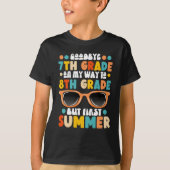 7e klas Afstuderen naar 8e klas maar eerste zomer T-shirt (Voorkant)