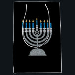 7e nacht Hanukkah Glitter Medium Gift Bag Cadeauzakje<br><div class="desc">Hanukkah 2022 begint in de avond van zondag 18 december en eindigt in de avond van maandag 26 december</div>
