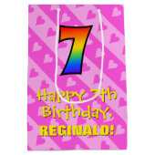 7e verjaardag: Fun roze hartenstrepen en regenboog Medium Cadeauzakje (Achterkant)
