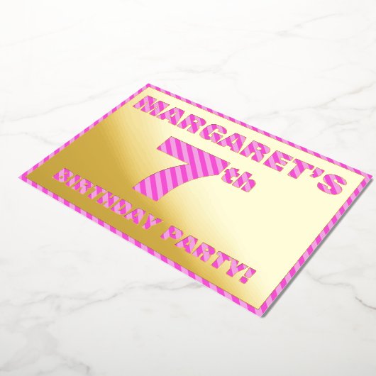 7e Verjaardagsfeestje — Moedig, Leuk, Roze Strepen Folie Uitnodiging (Gedraaid)