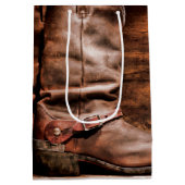 7lx4.5wx10h Medium Gift Bag Cowboy Boots Barn Wood Medium Cadeauzakje (Achterkant)
