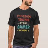 7th Grade Teacher By Day Gamer By Night  2 T-shirt (Voorkant)