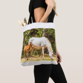 8004 - Wilde Mustang met Baby Tote Bag (Dichtbij)