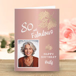 80 and Fabulous Foliage 80th Birthday Foto Kaart<br><div class="desc">80 and Fabulous Foliage 80th Birthday Photo Card. Tekst "80 and fabulous",  "Happy Birthday",  naam en foto. De kaart heeft een prachtig gebladerte in de hoek op een gouden rozen metalen achtergrond.</div>
