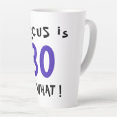 80 Dus wat een grappige Inspirerend quote 80th Bir Latte Mok (Rechterhoek)