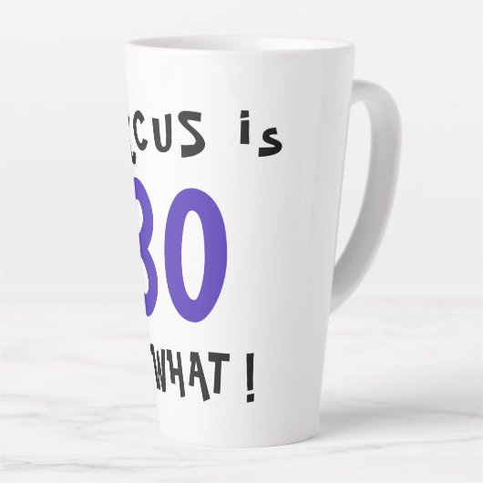 80 Dus wat een grappige Inspirerend quote 80th Bir Latte Mok (Rechterhoek)