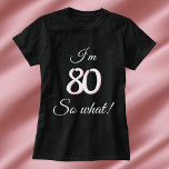 80 dus wat Funny Quote 80th Birthday T-shirt<br><div class="desc">80,  wat grappige citaat 80ste verjaardag T-Shirt voor een vrouw. Het ontwerp bevat een positieve quote die ik 80 ben,  dus wat in de moderne typografie. Het t-shirt is geweldig voor een vrouw die haar tachtigste verjaardag viert en een gevoel van humor heeft.</div>