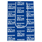 80 dus wat Funny Quote Typografie 80th Birthday Medium Cadeauzakje (Achterkant)