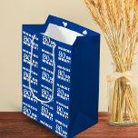 80 dus wat Funny Quote Typografie 80th Birthday Medium Cadeauzakje<br><div class="desc">80,  wat Funny Quote Typografie 80th Birthday Gift Bag. 80e verjaardag persoonlijke cadeautas met een grappig en motivatie citaat 80 Dus wat? Voeg je naam toe.</div>