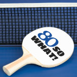 80 dus wat Funny Quote Typografie 80th Birthday Tafeltennisbatje<br><div class="desc">80,  wat Funny Quote Typografie 80th Birthday Ping Pong Paddle. Geweldig 80ste verjaardagscadeau voor een vrouw of een man die van pingpong houdt en een gevoel van humor heeft. Je kunt de leeftijd veranderen.</div>