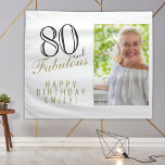 80 en Fabulous 80th Birthday Foto achtergrond Wandkleed<br><div class="desc">80 en Fabulous Elegant 80th Birthday Photo Backdrop Tapestry. 80 en fabelachtige tekst in trendy manuscript met een naam. Pas het aan met je foto,  jouw naam en leeftijd,  en maak je eigen verjaardagsfeestje voor het tachtigste verjaardagsfeest van de vrouw.</div>