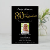 80 en Fabulous Black 80th Birthday Gold Folie Uitnodiging (Staand Voorkant)