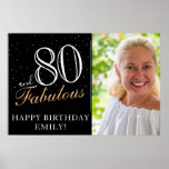 80 en Fabulous Black 80th Birthday Party Foto Poster<br><div class="desc">80 en Fabulous Black 80th Birthday Party Photo Poster. Geweldig teken voor de 80ste verjaardagsfeestje met een aangepaste foto, inspirerend en grappige quote 80 en geweldige tekst in trendy script met een naam. De achtergrond is zwart en de tekst is in witte en gouden kleuren. Pas het poster aan met...</div>