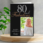 80 en Fabulous Elegant Black 80th Birthday Foto Kaart<br><div class="desc">80 en Fabulous Elegant Black 80th Birthday Photo Card. Het ontwerp heeft een moderne typografie 80 en Fabulous, Happy verjaardagstekst en de naam in witte en gouden kleuren op zwarte achtergrond - personaliseer de kaart. Neem uw foto in de sjabloon op en voeg jouw naam toe en maak uw eigen...</div>