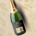 80 en Fabulous Elegant Black Photo 80th Birthday Sparkling Wijnetiket<br><div class="desc">80 en Fabulous Elegant Zwart Foto 80e Verjaardag mousserende wijn Label. Maak je eigen 80ste verjaardagsfeestje mousserende wijnetiketten voor haar. Pas aan met de naam,  leeftijd en plaats uw foto in de sjabloon.</div>