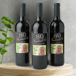 80 en Fabulous Elegant Black Photo 80th Birthday Wijn Etiket<br><div class="desc">80 en Fabulous Elegant Black Photo 80th Birthday Wine Label. Maak je eigen 80ste verjaardagsfeestje wijnetiketten voor haar. Pas met de naam,  de leeftijd aan en neem uw foto in de sjabloon op.</div>