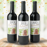 80 en Fabulous Elegant Script Photo 80th Birthday Wijn Etiket<br><div class="desc">80 en Fabulous Elegant Script Foto 80e Verjaardag Wijnlabel. Het gezegde 80 en fabelachtig is in modern schrift op een witte achtergrond. Maak je eigen 80ste verjaardagsfeestje wijnlabels voor haar. Pas aan met de naam en het leeftijdsnummer en plaats uw foto in de sjabloon.</div>