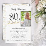 80 en Fabulous Elegant Script Photo Birthday Kaart<br><div class="desc">80 en Fabulous Elegant Script Photo Birthday Invitation. Uitnodiging voor fotoverjaardagsfeest. Het fabricage patroon bevindt zich op de achterkant. Voeg uw foto toe en pas de tekst op de uitnodiging aan. Geweldig voor het 80ste verjaardagsfeest van een vrouw.</div>