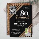 80 en Fabulous Gold Glitter 2 Foto 80th Birthday Kaart<br><div class="desc">80 en Fabulous Gold Glitter 2 Foto 80th Birthday Surprise Party Invitation. Moderne en elegante zwarte en faux goudglitter verjaardag uitnodiging voor haar. Voeg uw foto's toe - u kunt een oude en een nieuwe foto gebruiken. U kunt alle tekst wijzigen.</div>