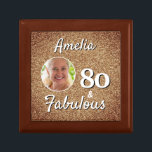 80 en Fabulous Gold Glitter 80th Birthday Foto Cadeaudoosje<br><div class="desc">80 en Fabulous Gouden Glitter 80e Verjaardag Foto Gift Box. Faux gouden glitter met een foto in een rond lijst. 80ste verjaardagscadeau voor haar. Personaliseer met naam en foto.</div>