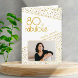 80 en Fabulous Gold Glitter Photo 80th Birthday Kaart<br><div class="desc">80 en Fabulous Gold Glitter Photo 80th Birthday Kaart. Moderne verjaardagskaart met trendy typografie en faux gouden glitter spots. Het ontwerp heeft een douanefoto en een naam. U kunt de tekst binnen wijzigen of wissen. Maak een persoonlijke 80ste verjaardagskaart voor haar.</div>