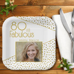 80 en Fabulous Gold Glitter Photo 80th Birthday Papieren Bordje<br><div class="desc">80 en Fabulous Gold Glitter Photo 80th Birthday Party Paper Borden. Moderne vormgeving met trendy typografie en faux gouden glitterspots. Het ontwerp heeft een douanefoto en een naam. Maak gepersonaliseerde 80e verjaardagsfeestpapieren borden voor haar.</div>