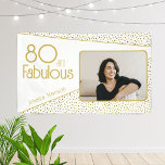 80 en Fabulous Gold Glitter Photo 80th Birthday Spandoek<br><div class="desc">80 en Fabulous Gold Glitter Photo 80th Birthday Party Banner. Moderne verjaardagsachtergrond met trendy typografie en faux gouden glitter spots. Het ontwerp heeft een douanefoto en een naam. Maak een gepersonaliseerde 80ste verjaardagsbanner voor haar.</div>