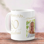 80 en Fabulous Ornament 80th Birthday Foto Koffiemok<br><div class="desc">Elegante 80 en Fabulous Ornament 80th Verjaardag Foto Mok. 80 en fantastische tekst in trendy gouden schrift en een elegant ornament. Personaliseer het met jouw naam,  je leeftijd en foto en maak gepersonaliseerde elegante mok.</div>