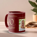 80 en Fabulous Ornament 80th Birthday Foto Mok<br><div class="desc">Elegante 80 en Fabulous Ornament 80th Verjaardag Foto Mok. 80 en fabelachtige tekst in trendy gouden schrift en een elegant ornament op een rode achtergrond. Personaliseer het met jouw naam,  je leeftijd en foto en maak gepersonaliseerde elegante mok.</div>