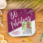 80 en Fabulous Script Photo Magenta 80th Birthday Papieren Bordje<br><div class="desc">80 en Fabulous Script Photo Magenta 80th Birthday Paper Borden. Het witte manuscript van de rendy en witte blad met een douanefoto. Maak je eigen 80ste verjaardagsfeestje borden voor haar. Pas met de naam en de leeftijd aan en neem uw foto in de sjabloon op.</div>