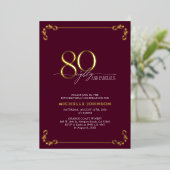 80 & Fabulous Burgundy & Gold Calligraphy Birthday Folie Uitnodiging (Staand Voorkant)