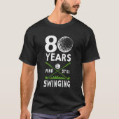 80 jaar en nog steeds swingend 80e golfen t-shirt (Voorkant)