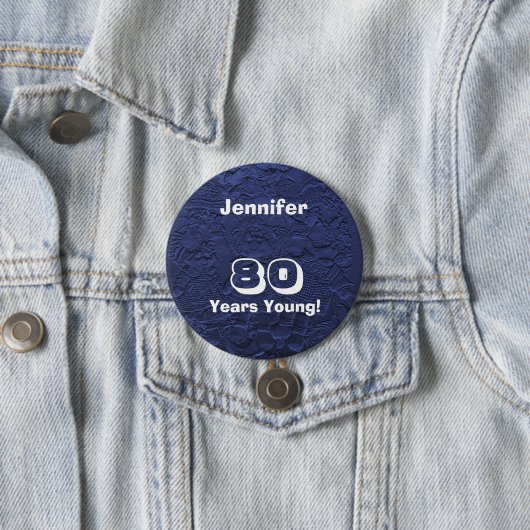 80 jaar Young Blue Rag Dolls Birthday Button Pin (In situ)