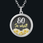 80 wat Funny Yellow Rose Floral 80th Birthday Zilver Vergulden Ketting<br><div class="desc">80 dus wat Funny Yellow Rose Flower Floral 80th Birthday Ketting. Mooie gele rozen. Grappig en inspirerend citaat 80 dus wat - geweldig voor een persoon met een gevoel van humor. De tekst is wit en geel. Voeg je leeftijd toe.</div>