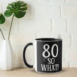 80 Wat grappig citaat 80th Birthday Black Mok<br><div class="desc">80 Wat grappig citeert 80th Birthday Black Mok. Moderne witte typografie op een zwarte achtergrond. Een geweldig cadeauidee voor iemand die de 80ste verjaardag viert. Het komt met een grappig citaat dat ik 80 ben,  dus wat en is perfect voor iemand met een gevoel van humor.</div>