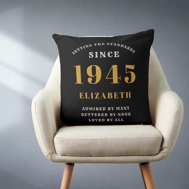 80e Verjaardag 1945 Zwart Goud Lady's Gepersonalis Kussen (Personalized 80th birthday throw pillow on a chair)