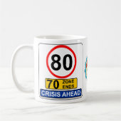 80e verjaardag 80 jaar oude Funny Crisis Road Sign Koffiemok (Links)