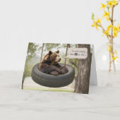 80e verjaardag Beer zittend in een band schommel Kaart (Gele Bloem)