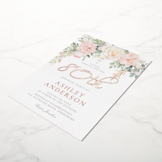 80e verjaardag Blush Bloemen Roos Goud Folie Uitnodiging (Gedraaid)