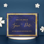 80e verjaardag donkerblauw goud met uitzondering v briefkaart<br><div class="desc">Een Save the Date card voor een 80ste verjaardagsfeestje voor een man, man, man. Een donkerblauwe achtergrond versierd met gouden confetti en een faux goud en zwart lijst. De blauwe kleur is ongelijk. Sjablonen voor een datum en naam/leeftijd 80. Gulden gekleurde letters. De tekst: Sparen de Datum wordt geschreven met...</div>