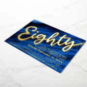 80e verjaardag feest blauw kunst gouden script folie uitnodiging (Gedraaid)