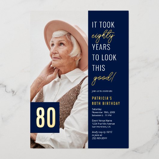 80e verjaardag foto Blauw & Gold Echte partij Folie Uitnodiging (Voorkant)