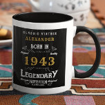 80e verjaardag Geboren in 1943 Retro Black geperso Mok<br><div class="desc">Keer de herinneringen van een speciale 80ste verjaardag met deze unieke gepersonaliseerde mok! Deze mok is voorzien van een tijdloos zwart en gouden vormgeving en is een perfecte herinnering aan deze gebeurtenis. Pas het verder aan met een naam en leeftijd, voor de verjaardagsfeestdag - een echt speciaal en authentiek geschenk...</div>
