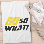 80e verjaardag Motivatie Funny Positive Modern Theedoek<br><div class="desc">80ste verjaardagscadeauidee voor een vrouw of een man. Deze moderne en stijlvolle keukenhanddoek heeft motivatie en positieve 80 Dus wat citeert in zwarte en gele kleuren. Geweldig cadeau voor iemand die zijn 80-jarig bent. Voor iemand met een gevoel van humor. U kunt het leeftijdsnummer wijzigen.</div>