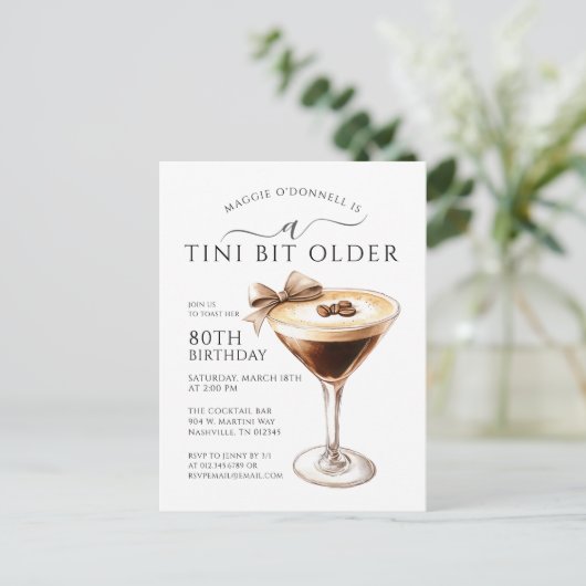 80e Verjaardag Party Espresso Martini Bow Beans Uitnodiging Briefkaart (Staand voorkant)